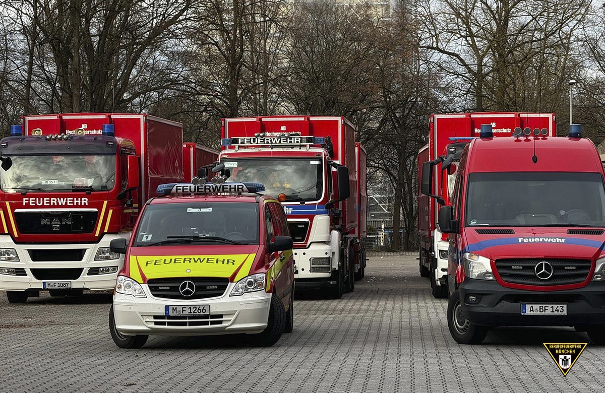 Weiterhin ist die Hochwasser-Lage in #Meppen angespannt. Um die Einsatzkräfte vor Ort schnellstmöglich zu unterstützen, entsenden die Feuerwehren #Kempten #Augsburg #Rosenheim und #München Hilfetrupps. Mit an Bord: etwa 1,7 Kilometer an Schutzwänden.