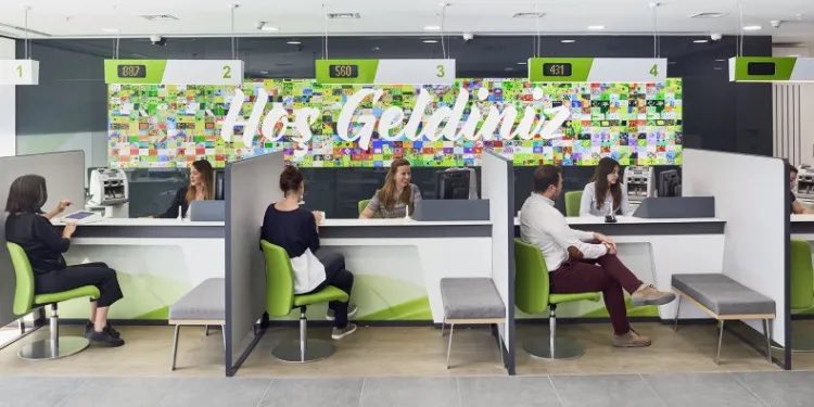 Garanti Bankası asgari ücretin belli olmasından hemen sonra personeline yüzde 50 zam yaptı.

( Türkiye’s Economy Channel )