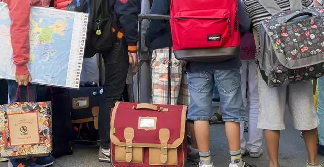 French Embassy UK🇫🇷🇪🇺 (@franceintheuk) on Twitter photo Bonne nouvelle pour les voyages scolaires entre 🇫🇷 & 🇬🇧! À partir d’aujourd’hui, nos élèves <a href="/education_gouv/">Ministère Éducation nationale</a> 🇫🇷 & 🇪🇺 pourront effectuer leurs voyages scolaires avec leur carte d’identité, et nos élèves de pays tiers n’auront plus besoin de visa. Bonne nouvelle pour les voyages scolaires entre 🇫🇷 & 🇬🇧! À partir d’aujourd’hui, nos élèves <a href="/education_gouv/">Ministère Éducation nationale</a> 🇫🇷 & 🇪🇺 pourront effectuer leurs voyages scolaires avec leur carte d’identité, et nos élèves de pays tiers n’auront plus besoin de visa.