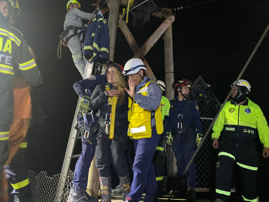 TCNoticiaseje's tweet photo. #Rescate Sobre la media noche fueron rescatadas las dos últimas personas de  las cinco que quedaron atrapadas durante casi 18 horas en una góndola del Nido del Cóndor, glamping ubicado en Villamaría, Caldas. 
Imagen: @GoberCaldas 
@canaltelecafe https://t.co/eOuWGfFbdM
