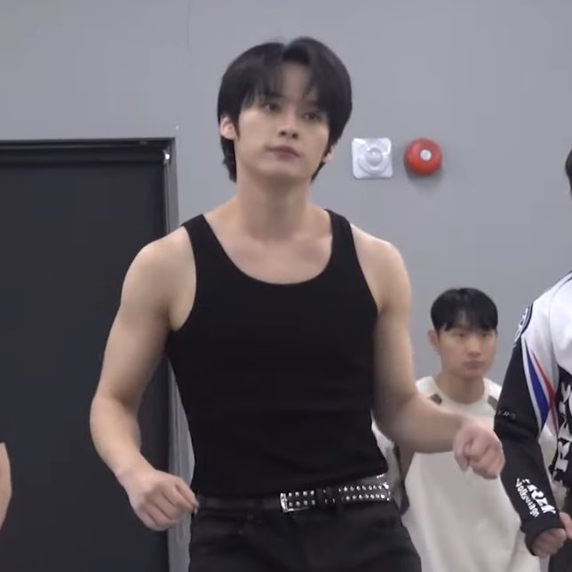 userlinoring's tweet photo. thank you 2023 leeknow in tank tops https://t.co/sOCTvupXRR