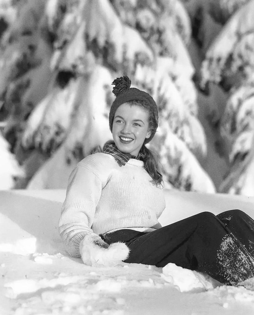 December 1946
————————

Norma Jeane Daugherty ( Marilyn Monroe ) at Mount Hood, Oregon. Photograph by André DeDienes.

#MarilynMonroe #marilyn #1940s #1950s #OldHollywood #Oregon