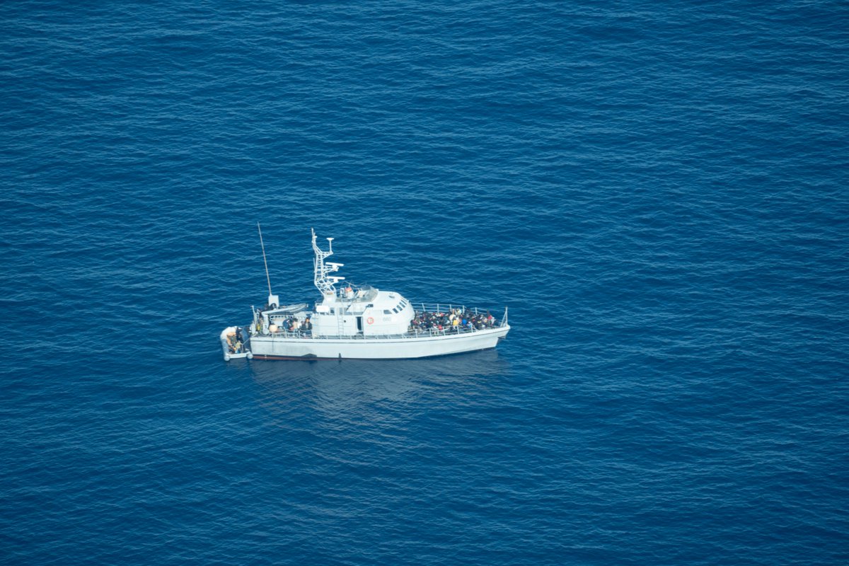 seawatchcrew's tweet photo. Wo ist die Festung Europa, wenn sie gebraucht wird? Dienstag jagte die sogenannte libysche Küstenwache zwei in Seenot geratene Boote in der maltesischen Rettungszone. Unbefugt und von Frontex überwacht. Wer erlaubt diesen Milizen die Einreise in die maltesische Such & Rettungszone? Gestern, dann: ~130 Menschen abgefangen und zwangsweise nach Libyen zurückgeschickt, wo ihnen Misshandlungen, Folter und Tod drohen.