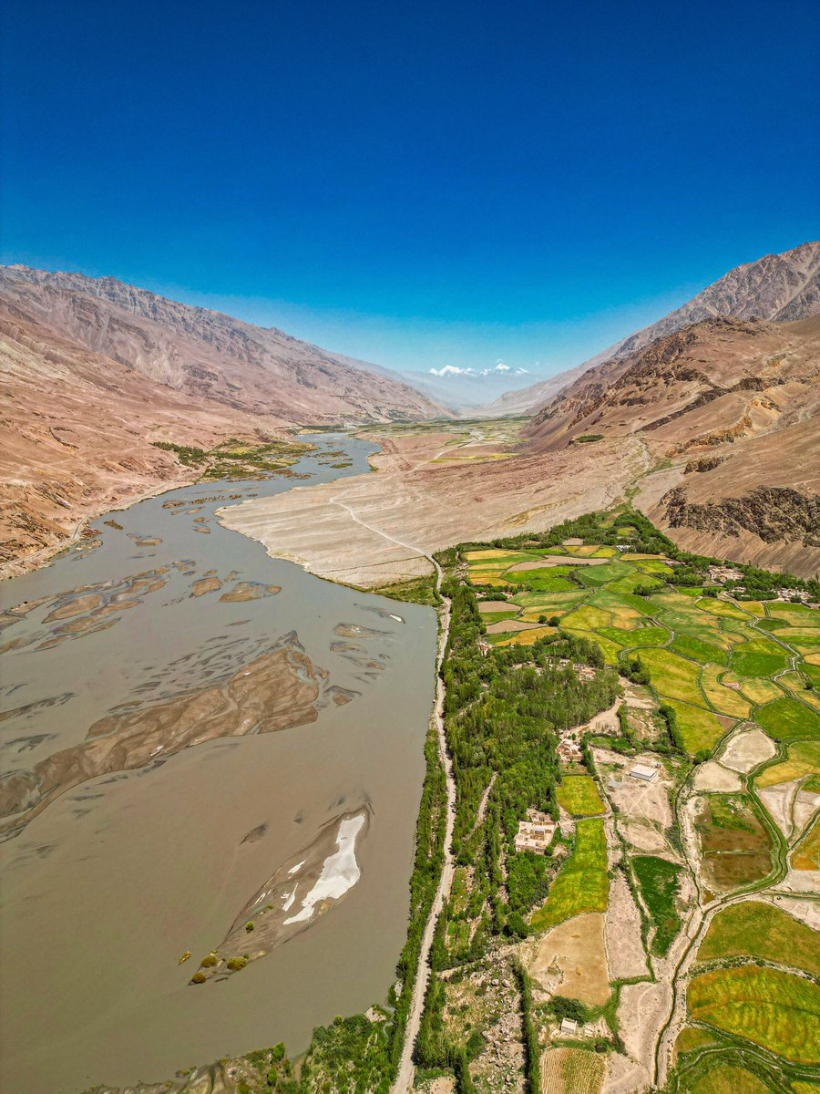 emranwadan's tweet photo. Entrance of Wakhan Corridor, and the lift river is called panj river which is border between Afghanistan 🇦🇫 and Tajikistan 🇹🇯 . 

#emranwadan https://t.co/Jns5dFuczc