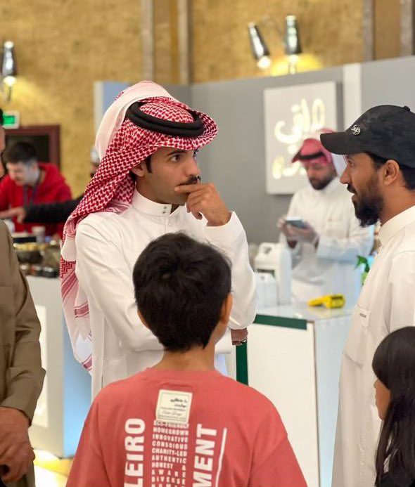 aTaberx's tweet photo. تشرفت بلقاء الأخ الغالي #بهاج الأكلبي في بوث #فيندر_في_معرض_المدينة 
ونعم الرجل والله يابومحمد🤍
@i7B77 https://t.co/JtXhtlVQFQ