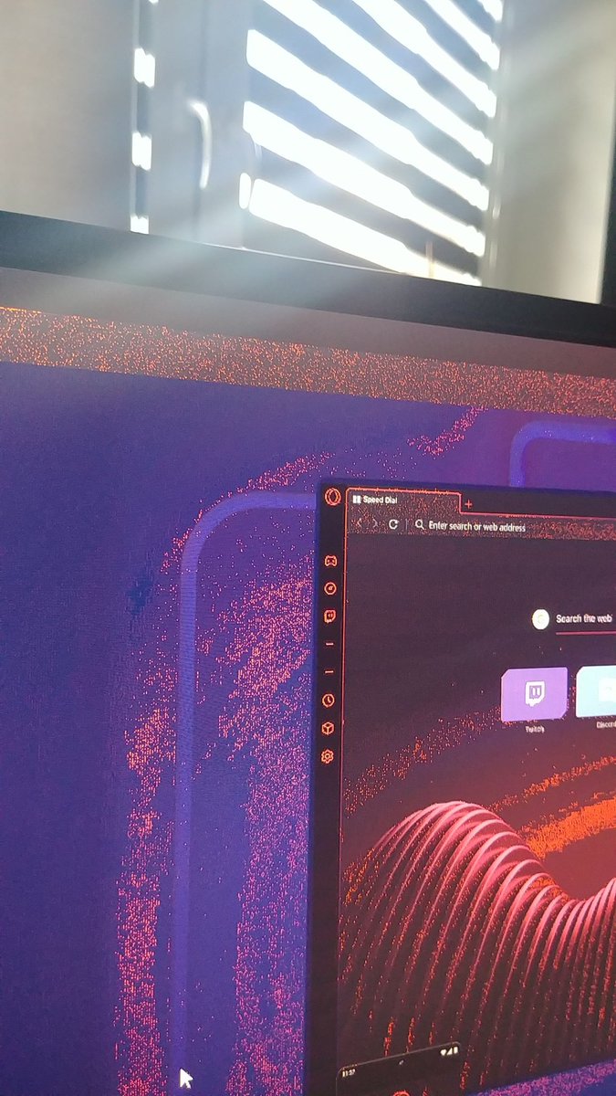 NaRiMOwe's tweet photo. @llammao_ Wlasnie z kablem byl problem, podpiolem ten co mialem w monitprze do pc i dziala ale mam krzywe wejscie w pc i mam takie piksele migajace XDDDD https://t.co/cLxSuUi2nG