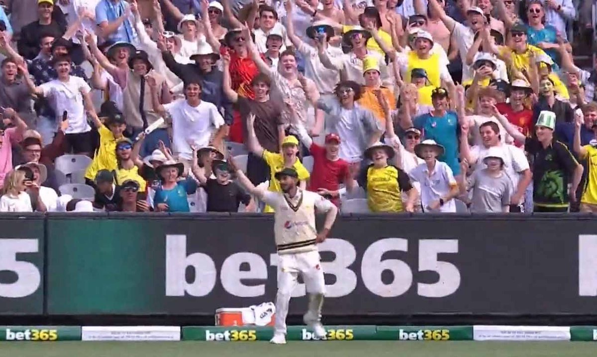 Dozens of cricket fans in stands mimic player doing stretches in hilarious scenes dailystar.co.uk/sport/other-sp…