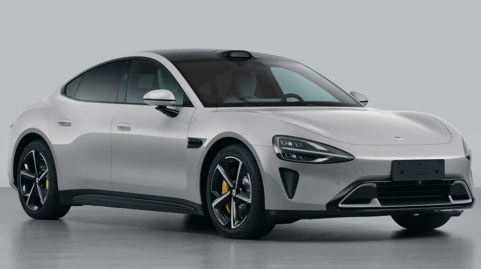 SoyMotorCoches's tweet photo. Xiaomi da el salto al coche eléctrico de la mano del SU7

👉 Llega con dos versiones y un máximo de 673 caballos
👉 Dos baterías diferentes y hasta 800 kilómetros de autonomía... según el protocolo chino
👉 Roza los 5 metros de longitud https://t.co/0DHKmLN1p7