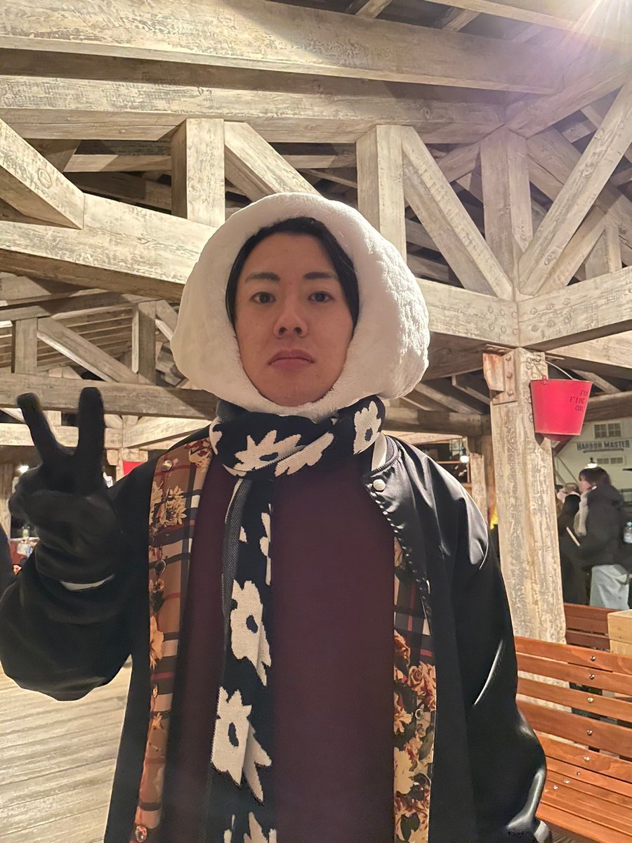 chodorapion's tweet photo. ？？？「オタクくん、初めてのディズニー楽しい？笑笑笑」 https://t.co/wUj4BLIwgh