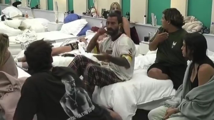 juanpedr0c's tweet photo. 👁️ lisandro: "Ahora somos todos contra ella, yo ya la pedí a me gente que vayan contra furia. Además sé q voy a salir primero de placa, el chino tiene que salvar a alguien débil, no a mí..."

?? A quien se comió este? https://t.co/BsYnCPa9g6