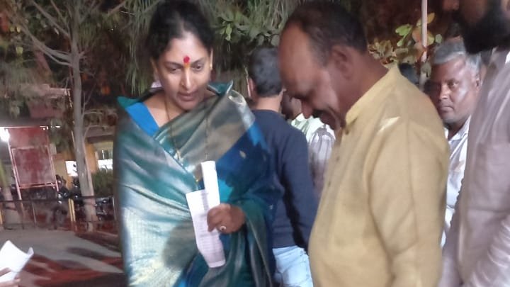 द‌त्त जयंती निमित्त सातारा, वाई, कराड, कोरेगाव येथे सनातन संस्थेचे ग्रंथ प्रदर्शनाच्या माध्यमातून अध्यात्म प्रसार !

१. श्री दत्त मंदिर, पळशी, कोरेगाव, सातारा कार्यवाहक श्री पिसाळ महाराज

२. कोरेगाव येथे आमदार श्री. महेश शिंदे यांच्या धर्मपत्नी सौ. प्रिया महेश शिंदे यांची