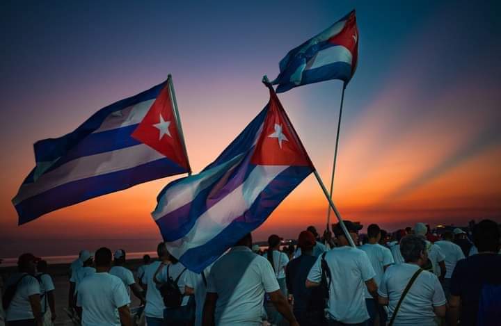 "Te convido a creerme cuando digo futuro, si no crees en mis ojos, cree en la angustia de un grito, cree en la tierra, cree en la lluvia, cree en la savia". Silvio R 

#Cuba 🇨🇺 #EstaEsLaRevolución