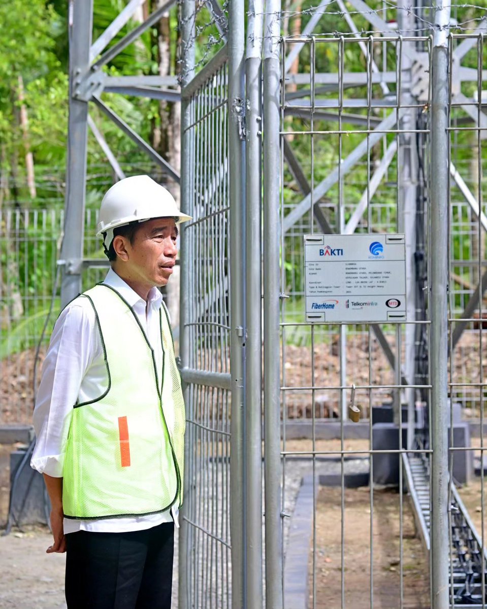 jokowi's tweet photo. Pembangunan konektivitas untuk menjangkau dan menghubungkan seluruh lapisan masyarakat di Tanah Air sangat penting untuk memperkuat persatuan bangsa. Karena itulah, pemerintah telah membangun sejumlah infrastruktur konektivitas itu, di antaranya melalui pembangunan base transceiver station (BTS) 4G.

Hari ini, saya meresmikan pengoperasian sinyal BTS 4G Badan Aksesibilitas Telekomunikasi dan Informasi (BAKTI) dan akses internet di desa tertinggal, terdepan, terluar (3T), serta pengoperasian dan integrasi satelit Republik Indonesia yang digelar di BTS Bowombaru Utara, Kabupaten Kepulauan Talaud, Sulawesi Utara.

Saya menyambut gembira selesainya pembangunan BTS 4G di Kabupaten Kepulauan Talaud ini. Sementara itu, pembangunan BTS 4G di Tanah Papua juga harus diselesaikan, sekali pun medannya sangat sulit, dan keamanannya perlu didampingi.