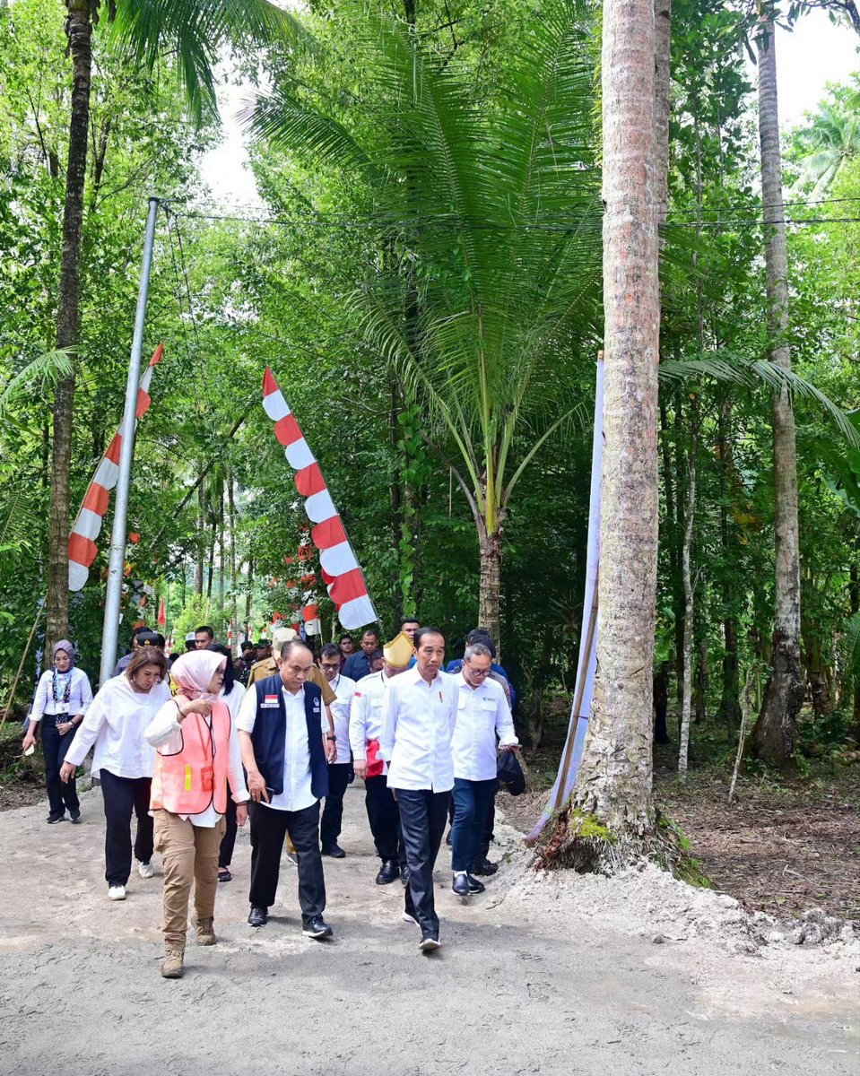 jokowi's tweet photo. Pembangunan konektivitas untuk menjangkau dan menghubungkan seluruh lapisan masyarakat di Tanah Air sangat penting untuk memperkuat persatuan bangsa. Karena itulah, pemerintah telah membangun sejumlah infrastruktur konektivitas itu, di antaranya melalui pembangunan base transceiver station (BTS) 4G.

Hari ini, saya meresmikan pengoperasian sinyal BTS 4G Badan Aksesibilitas Telekomunikasi dan Informasi (BAKTI) dan akses internet di desa tertinggal, terdepan, terluar (3T), serta pengoperasian dan integrasi satelit Republik Indonesia yang digelar di BTS Bowombaru Utara, Kabupaten Kepulauan Talaud, Sulawesi Utara.

Saya menyambut gembira selesainya pembangunan BTS 4G di Kabupaten Kepulauan Talaud ini. Sementara itu, pembangunan BTS 4G di Tanah Papua juga harus diselesaikan, sekali pun medannya sangat sulit, dan keamanannya perlu didampingi.