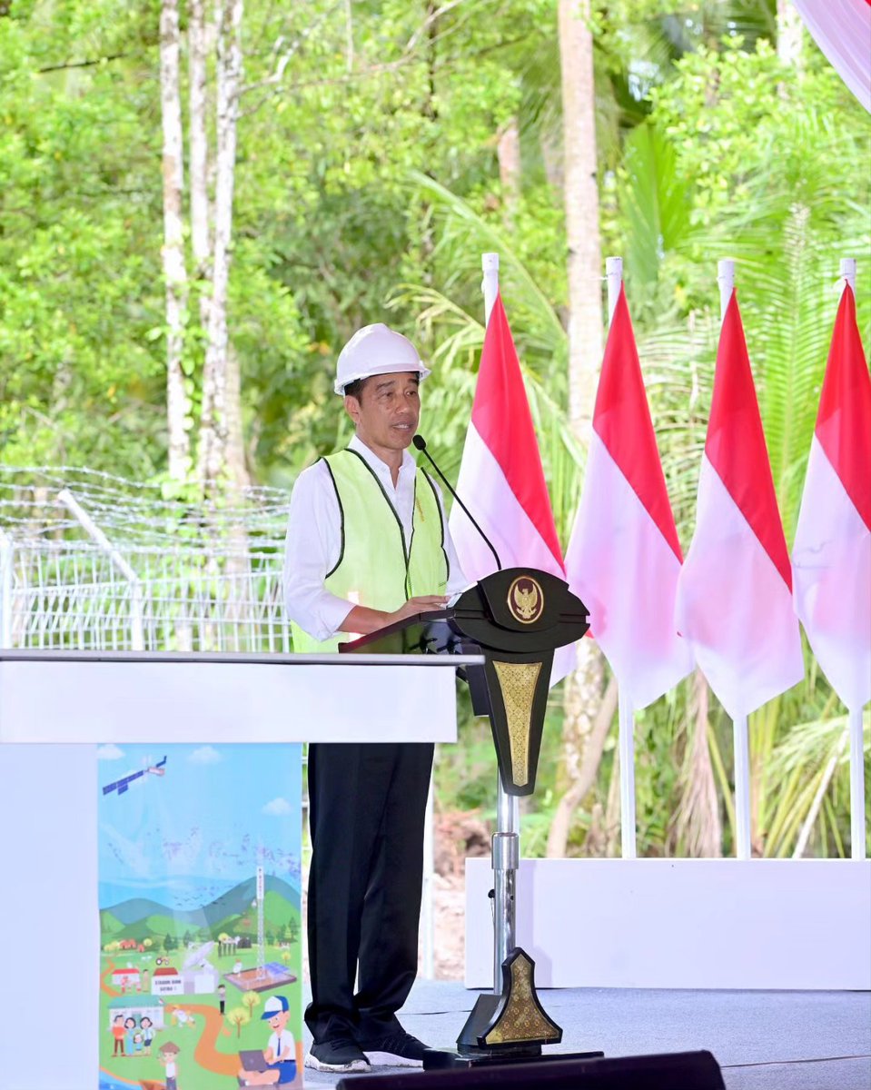 jokowi's tweet photo. Pembangunan konektivitas untuk menjangkau dan menghubungkan seluruh lapisan masyarakat di Tanah Air sangat penting untuk memperkuat persatuan bangsa. Karena itulah, pemerintah telah membangun sejumlah infrastruktur konektivitas itu, di antaranya melalui pembangunan base transceiver station (BTS) 4G.

Hari ini, saya meresmikan pengoperasian sinyal BTS 4G Badan Aksesibilitas Telekomunikasi dan Informasi (BAKTI) dan akses internet di desa tertinggal, terdepan, terluar (3T), serta pengoperasian dan integrasi satelit Republik Indonesia yang digelar di BTS Bowombaru Utara, Kabupaten Kepulauan Talaud, Sulawesi Utara.

Saya menyambut gembira selesainya pembangunan BTS 4G di Kabupaten Kepulauan Talaud ini. Sementara itu, pembangunan BTS 4G di Tanah Papua juga harus diselesaikan, sekali pun medannya sangat sulit, dan keamanannya perlu didampingi.