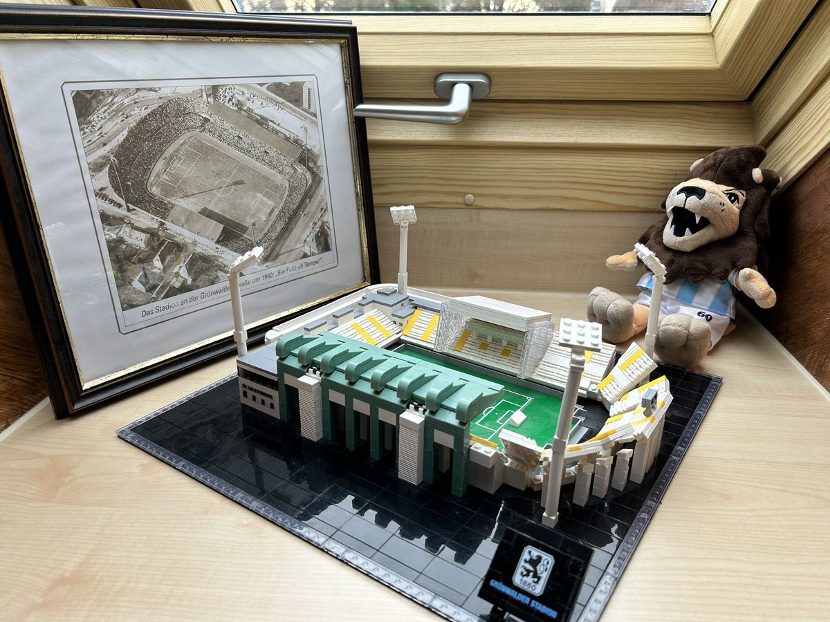 5moono's tweet photo. Endlich einen schönen Platz gefunden in der neuen Wohnung! 😍 #sechzigimsechzger #sechzger #tsv1860 #elil https://t.co/G63B7xS3PI