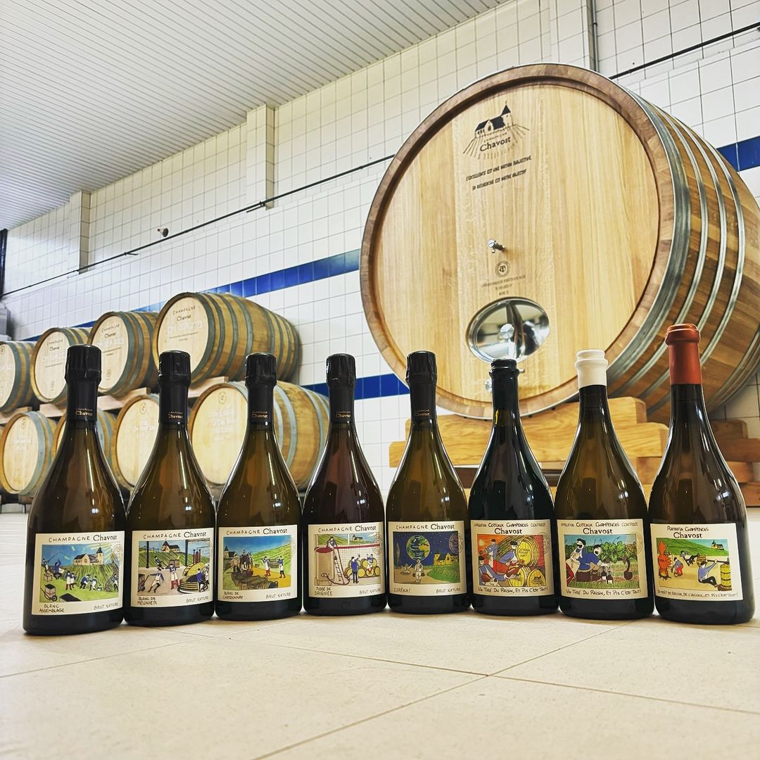 Juste avant #Noel, nous avons livré - sans passer par la cheminée 😉-  un de nos plus gros 'colis' de l'année : un superbe foudre 👍 de 40 hl
Pour le #Champagne #Chavost qui l'a majestueusement 👑 installé a côté de ses #tonneaux et mis en scène avec ses nombreuses cuvées 🍾