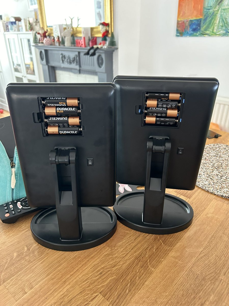 Marianne_Weekes's tweet photo. @BootsUK hi, bought two of these mirrors for my daughters for Christmas gifts but when we put the batteries in, one isn’t working. Are we missing something really silly? https://t.co/RJx8KHhWUi