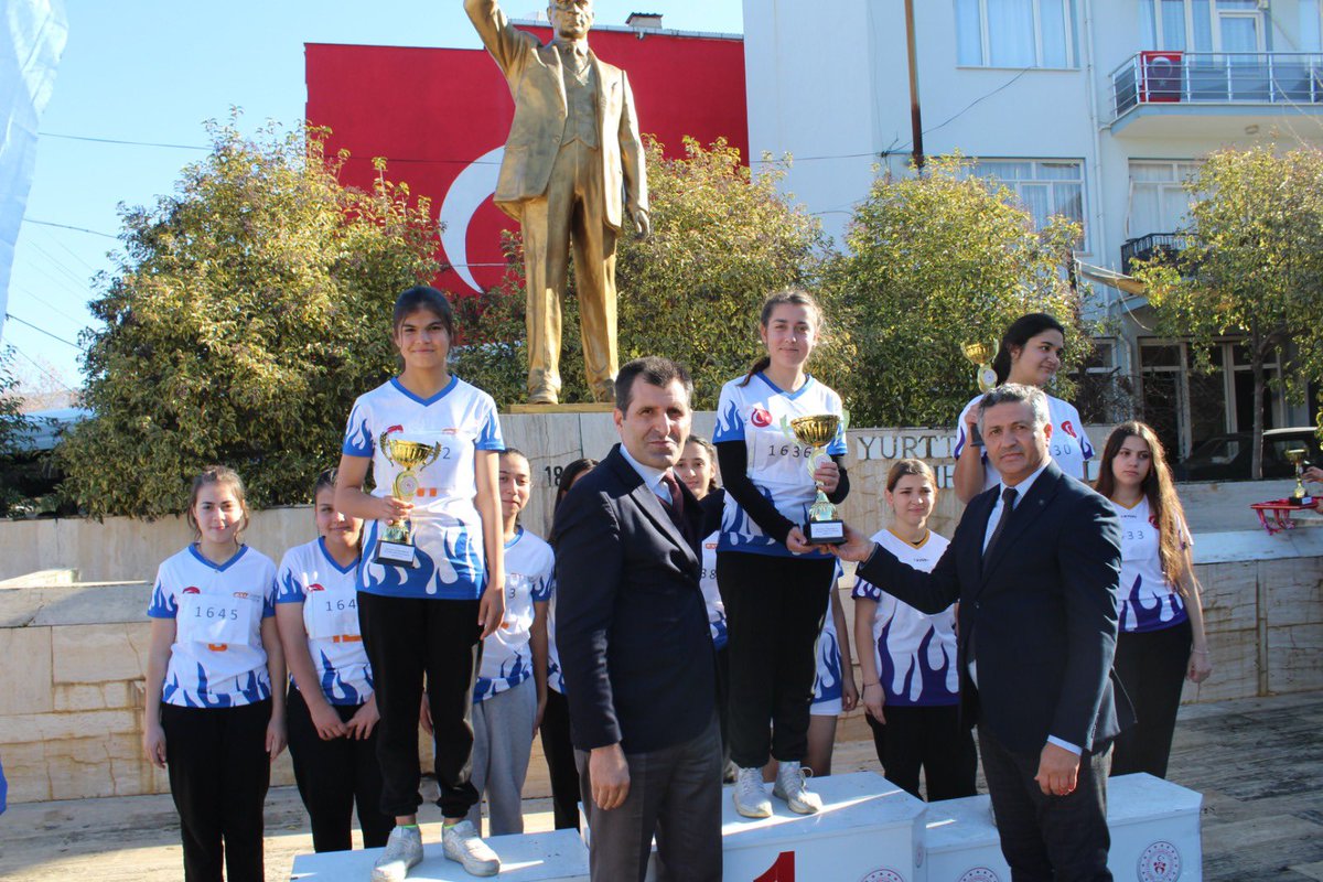 ner_yavuz's tweet photo. Gazi Mustafa Kemal Atatürk'ün Ankara'ya gelişi münasebetiyle düzenlenen Atatürk Kır Koşusu Beydağ Kaymakamımız İrem Baha Yağanın teşrifleri ile gerçekleştirildi.
#BeydağGençlikveSporİlçeMüdürlüğü
#İlçeEğitimMilliEğitimMüdürlüğü https://t.co/iTMUokYb9Y