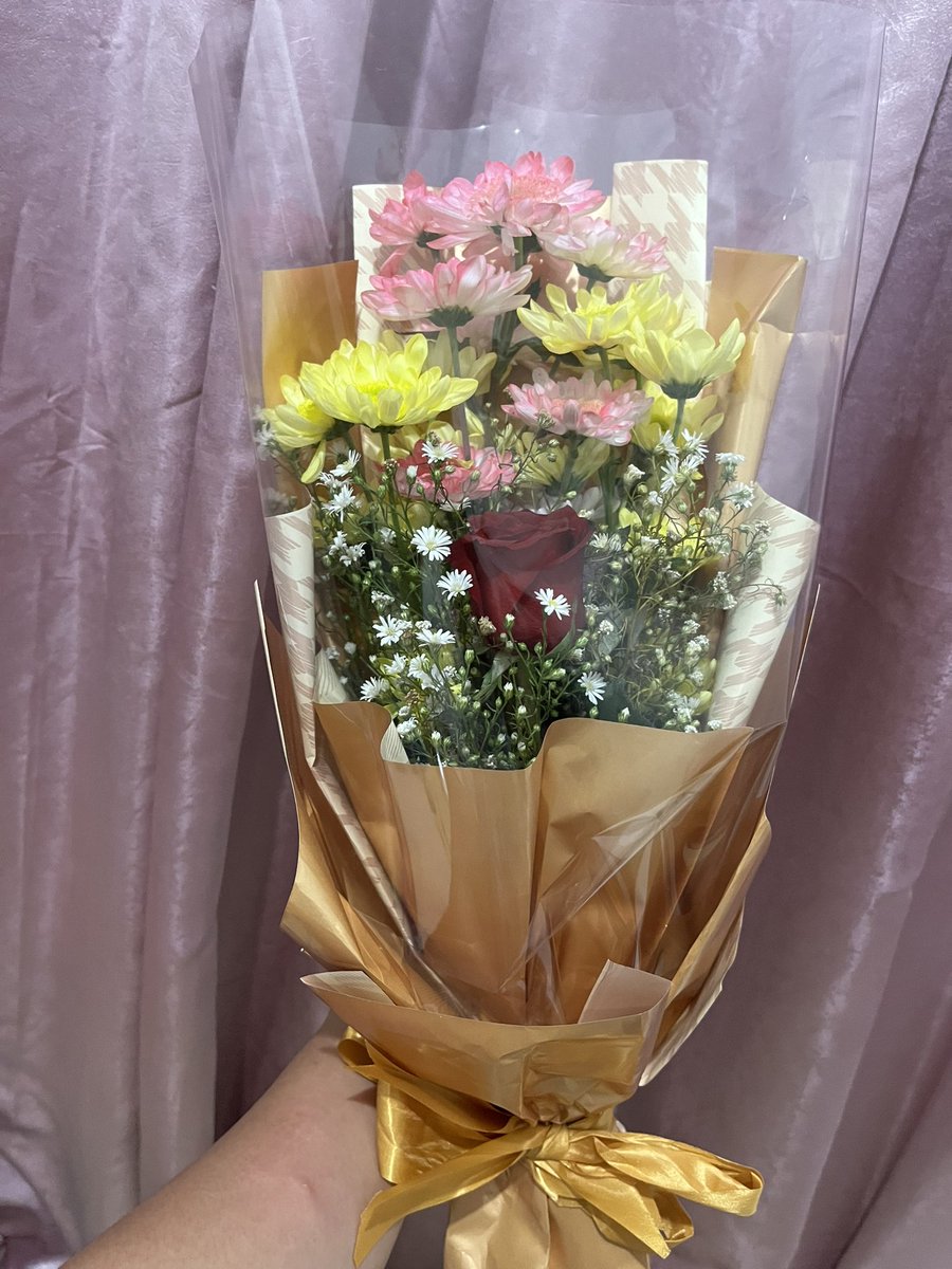 dheaNicole's tweet photo. My bby gave me flowers just because I finished my skeletal duty 🥹💗 https://t.co/48vc15nytI
