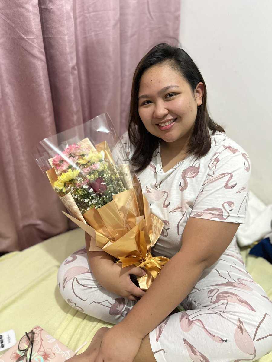 dheaNicole's tweet photo. My bby gave me flowers just because I finished my skeletal duty 🥹💗 https://t.co/48vc15nytI