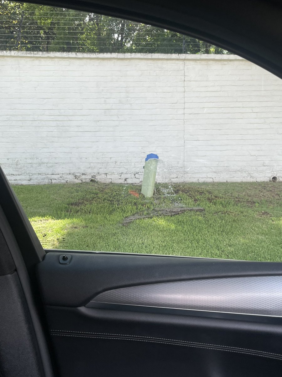 codey_s's tweet photo. @JHBWater corner centre and east road in Morningside. Been flowing for hours now. https://t.co/zBpLOmBpBk