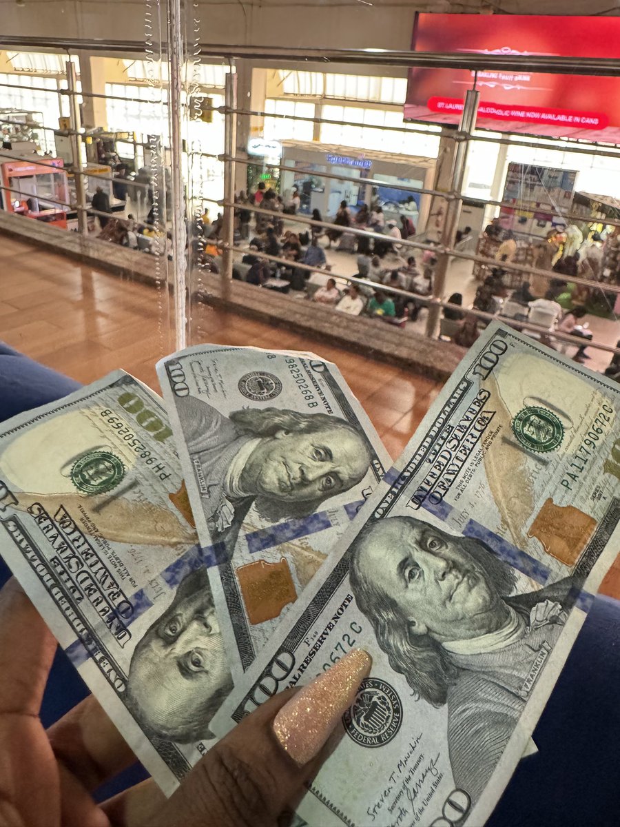 Symply_Tacha's tweet photo. Not this fan meeting i and Kimmy in the airport and dashing her $300!! Inside this economy!! Arhh Na this celebrity thing I won do for life ooo https://t.co/yOHgSa0gQX