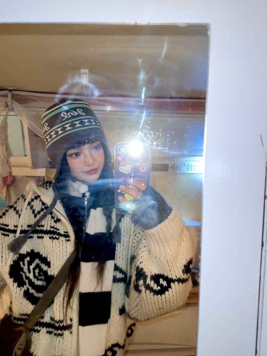 NewJeans_twt's tweet photo. It’s Hot Chocolate weather!! ❄️🌨️🦙🍫

#NewJeans #뉴진스 #DANIELLE #다니엘 https://t.co/t9MbOQzjOB