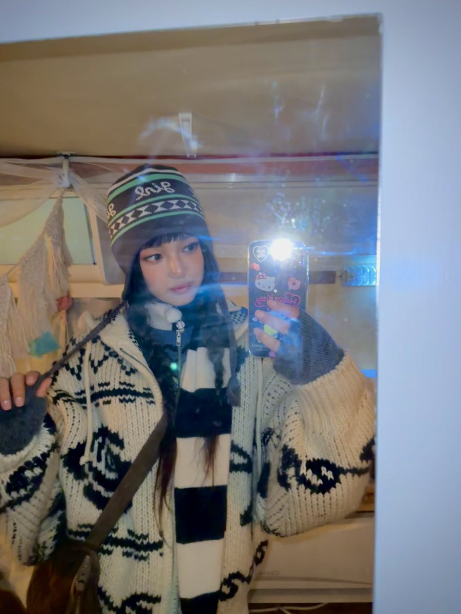 NewJeans_twt's tweet photo. It’s Hot Chocolate weather!! ❄️🌨️🦙🍫

#NewJeans #뉴진스 #DANIELLE #다니엘 https://t.co/t9MbOQzjOB