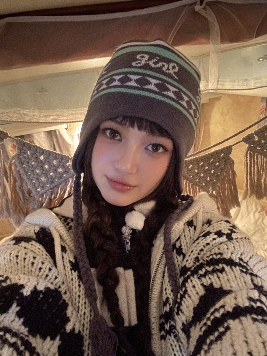 NewJeans_twt's tweet photo. It’s Hot Chocolate weather!! ❄️🌨️🦙🍫

#NewJeans #뉴진스 #DANIELLE #다니엘 https://t.co/t9MbOQzjOB