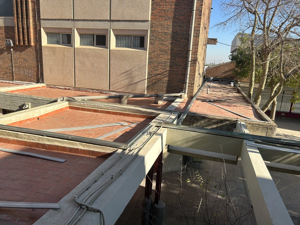 ceip_ADDorrego's tweet photo. En estos días de Navidad, nos hemos encontrado que día tras día están robando el cableado de la climatización del centro. Tanta lucha por la climatización de las aulas y de un plumazo perdido. @MurciaPolicia @guardiacivil @AytoMurcia @Educarm @Ballesta_Murcia @LopezMirasF https://t.co/GUecvHliB6