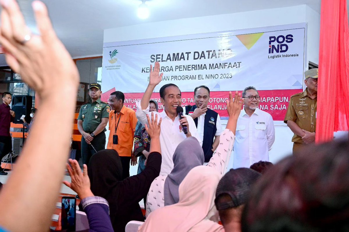 jokowi's tweet photo. Seusai serangkaian kegiatan kunjungan kerja di Kabupaten Kepulauan Talaud, Sulawesi Utara, saya terbang menuju Kota Manado dan tiba sore ini. 

Di Manado, saya langsung berkunjung ke Kantor Pos Manado, dan turut menyerahkan Bantuan Langsung Tunai (BLT) El Nino kepada masyarakat yang hadir.