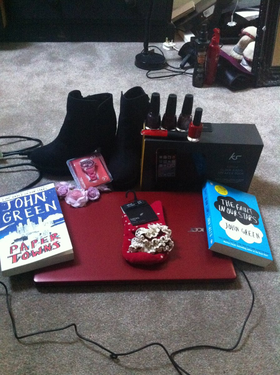 awkkawaii's tweet photo. Can someone please appreciate this picture of my 2014 Christmas haul 😭 this must go in a time capsule @johngreen #2014core https://t.co/NoI5L6eKOJ