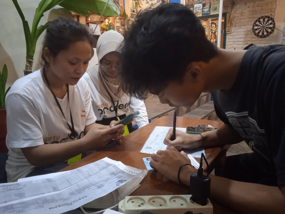 gotongroyong33's tweet photo. Bertempat di cafe lokatara boja, relawan rumah gotong royong official jalankan pendataan Pra Kerja pada masyarakat (28/12). #GR33 https://t.co/hCXJQEwarF