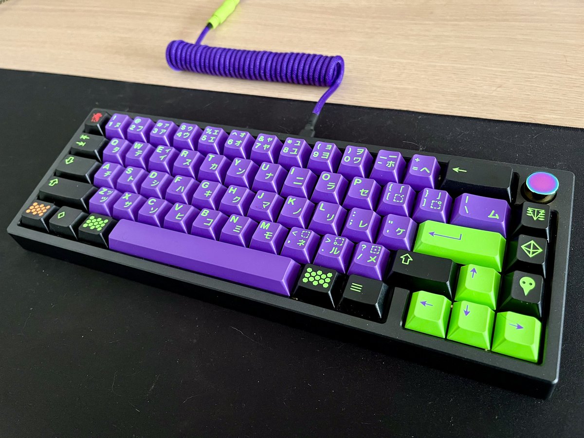 breadtina's tweet photo. look at this sick keyboard my boyfriend built me for christmas (ft. cat hair on my desk) https://t.co/xgHlgWeLVh