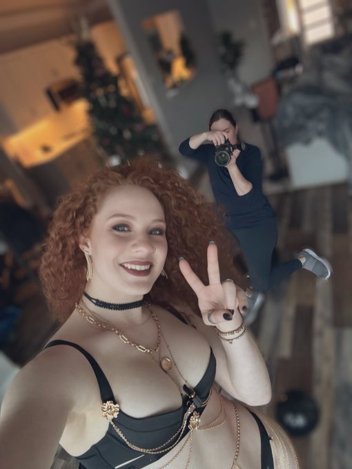 Good morning!!! (Say it back or else my photographer might quit) https://t.co/DhDT0rUfo9