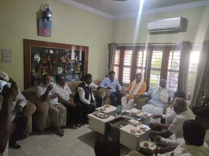 kothurmanjunath's tweet photo. During the Visit of @siddaramaiah ji to Kolar Visited for former Minister #SrinivasaGowda house and discussed many issues
On this Occasion @DrHCMahadevappa @drmcsudhakar @byrathi_suresh
@KY_Nanjegowda
#naseerahmed #mlcanilkumar were Present https://t.co/nO4vGZrGHf