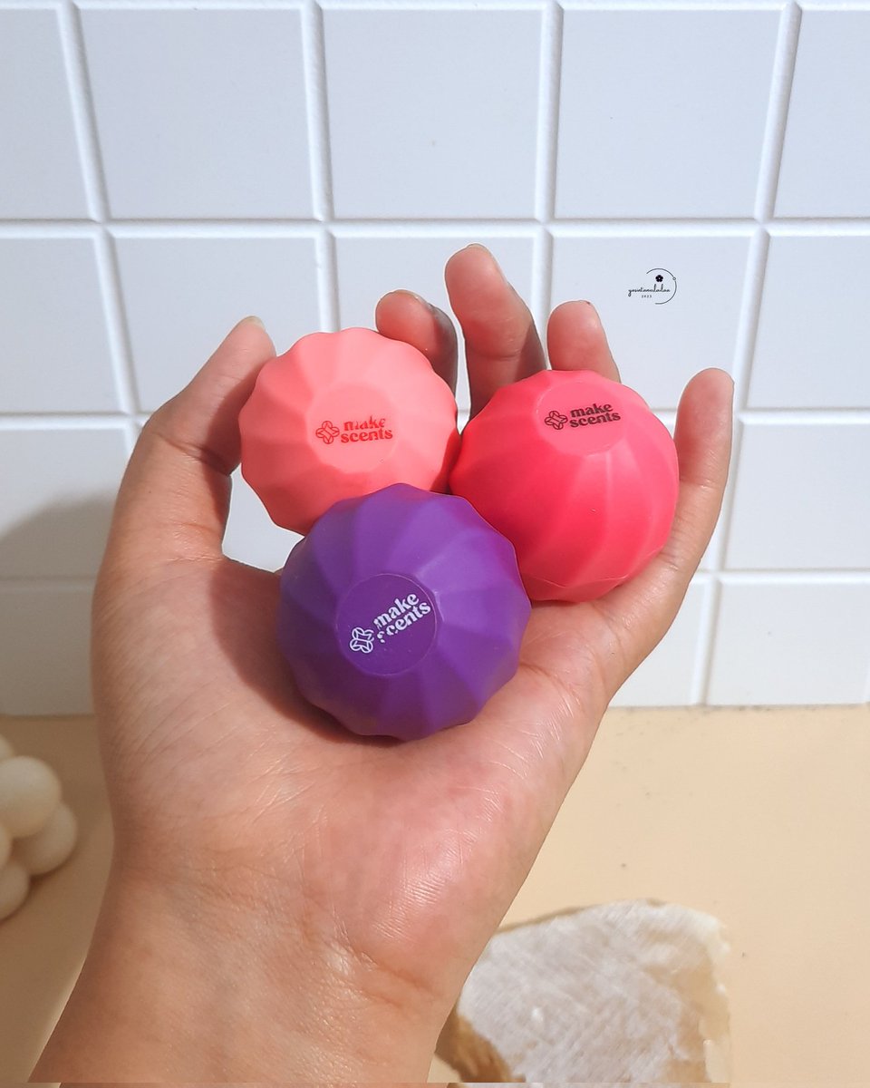 yassqualane's tweet photo. bukan permen, bukan lip balm, jangan salfok sama packagingnya yg cute dan berwarna - warni ini, this is solid parfume ! spray parfume udah biasa, roll-on parfume juga udah biasa, tp gimana kalau parfumenya padat ? ! 

#MakeItMakeScents #SolidParfume #parfum #parfumpadat https://t.co/aspi8voIR2