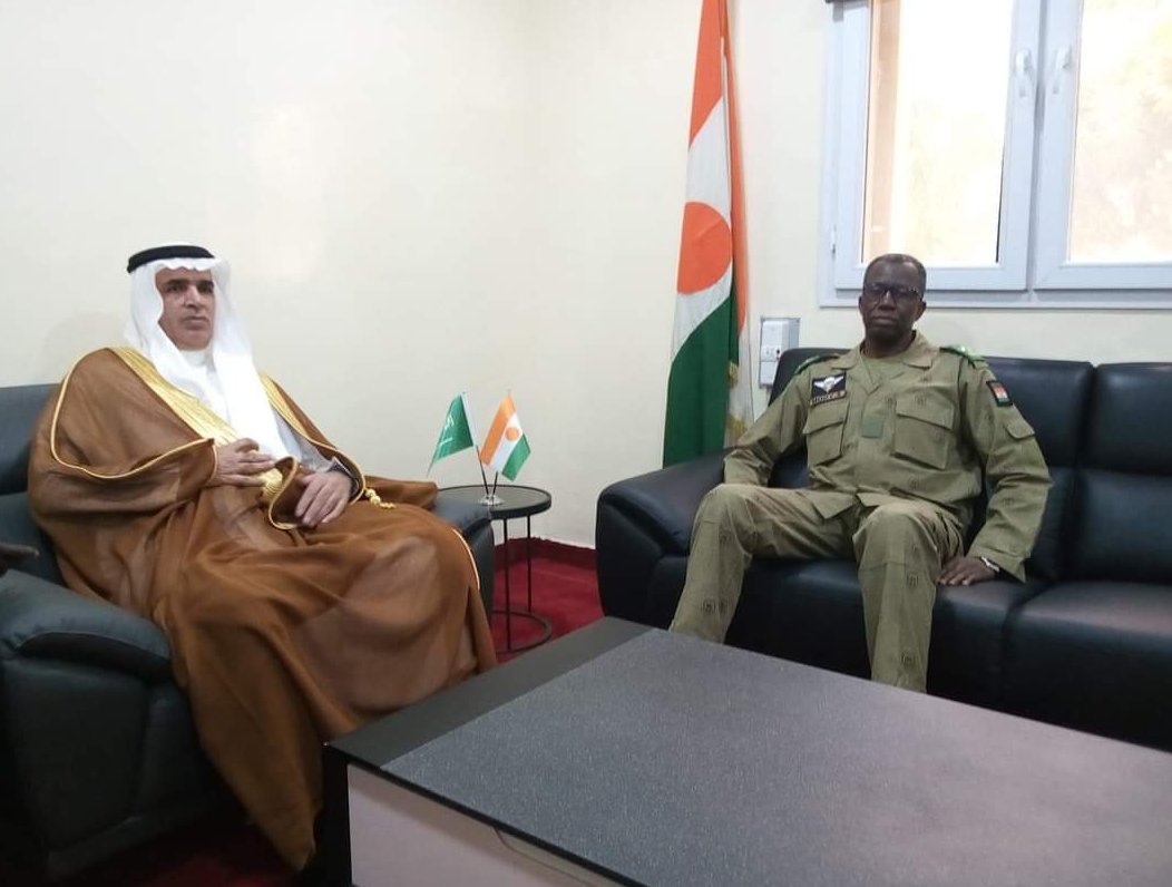 SahelAfrique's tweet photo. Rencontre fructueuse ce matin entre le Général Salifou Modibo Mody, Ministre d'État de la Défense Nationale du #Niger🇳🇪, et l'Ambassadeur d'#ArabieSaoudite 🇸🇦Dr Zeid Ben Mukhlid AlHarbi. Discussions sur le renforcement de la coopération militaire et des relations bilatérales. https://t.co/6a4yRtYzob