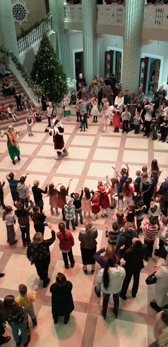 Šodien VEF Kultūras pilī notika svētku pasākums Latvijas Audžuģimeņu biedrības bērniem, kura laikā bērni saņēma sponsoru sagādātās dāvanas, arī Latvijas Jūras administrācijas darbinieku sarūpētās.