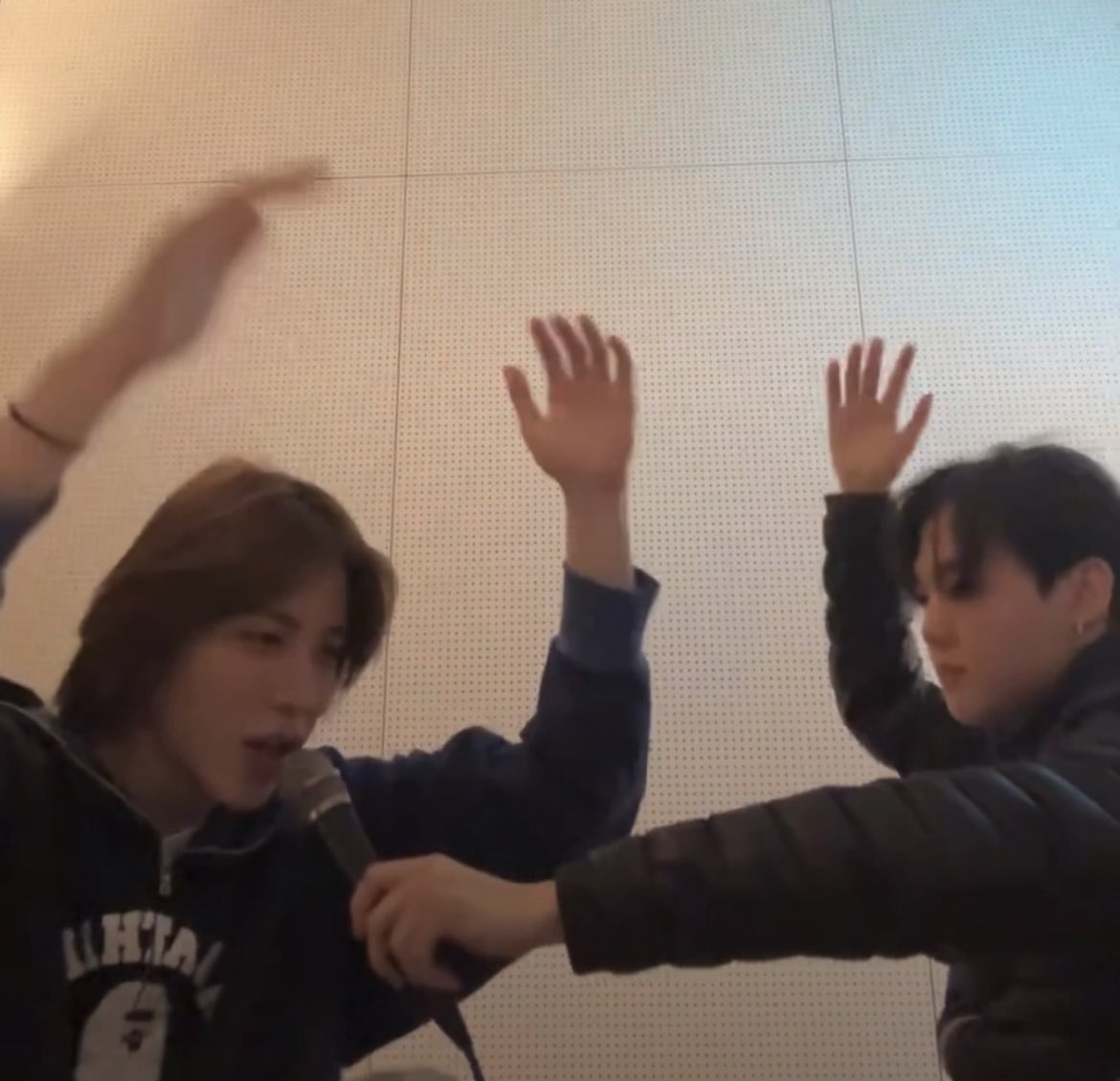 방문 열고 들어온게 정환이라서 그냥 코노가 계속됨