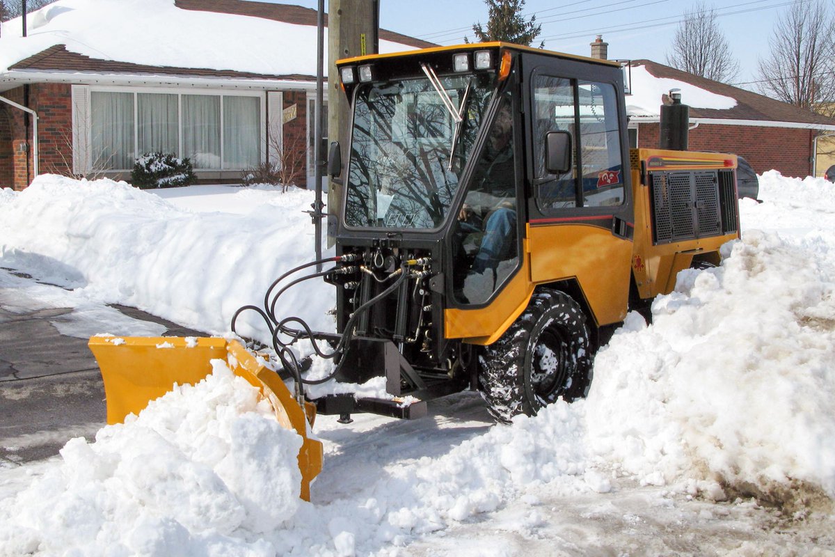 TracklessMT's tweet image. It's Thursday, which means it's time for another #ThrowbackThurday! This photo shows an #MT6 working hard to clear a sidewalk! This photo features one of our winter attachments Can you name it in the comments? 🤔 Hint: this attachment is still sold today!