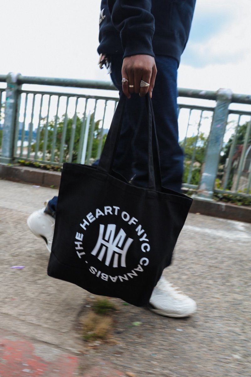 happymunkey420's tweet photo. Walking the NYC streets with purpose and style. 🌆 Carry the essence of Happy Munkey wherever you go. #ChooseHappy #HeartOfNYC #cannabis #cannabiscommunity #cannabisindustry #CannabisCulture #NYC #OnTheGo https://t.co/TqPcsYTP2V