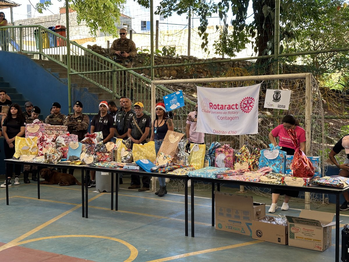 RotaryBrasil's tweet photo. O #Rotaract Club de Contagem (MG) arrecadou e entregou presentes a 69 crianças e adolescentes atendidos pela instituição CEPA. Na ação, eles também receberam lanches e doces e puderam se divertir com brinquedos instalados no local. https://t.co/q5JPn640Co