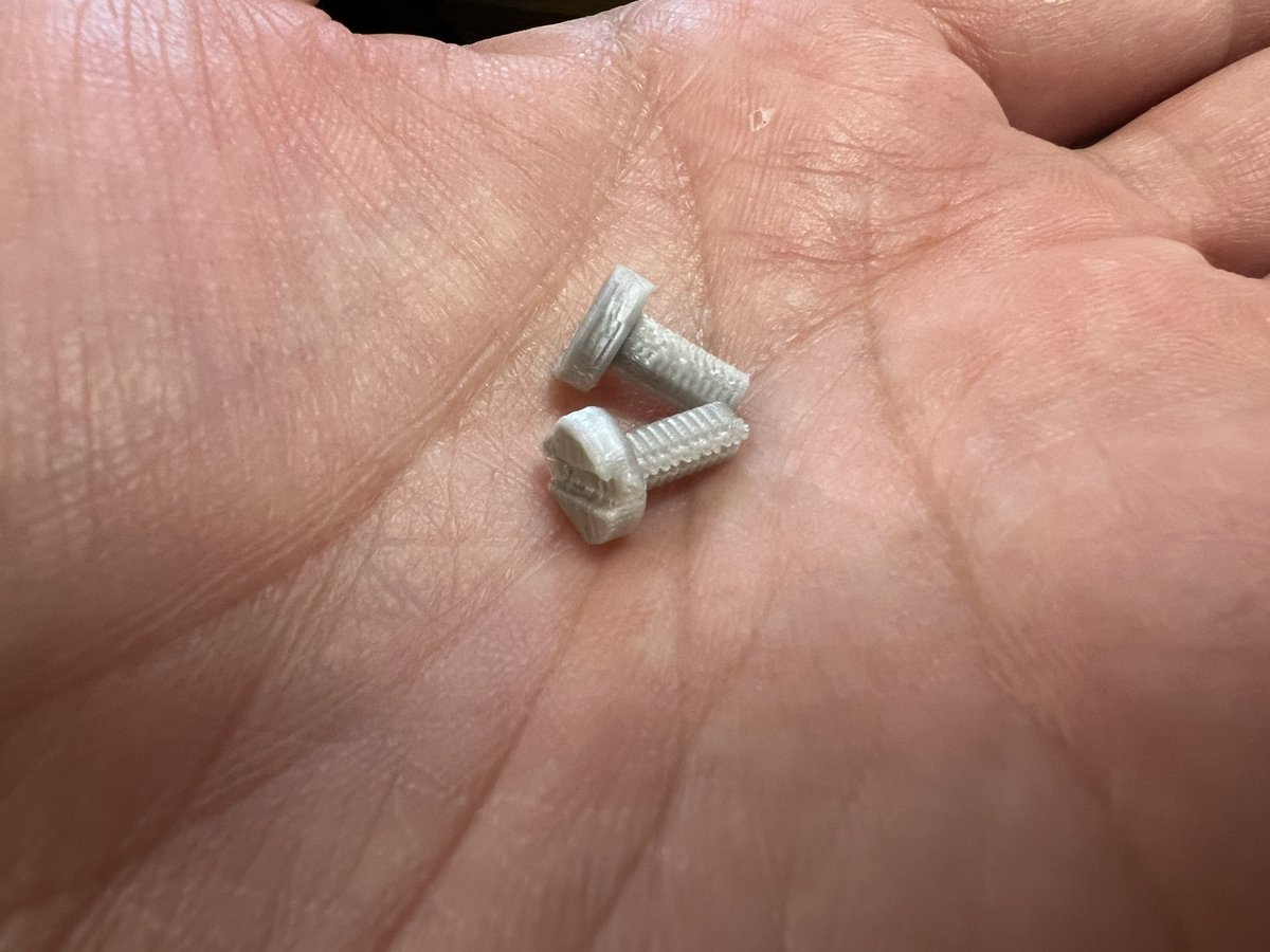 watary's tweet photo. ホイールキャップ3ピースできた!
PLA素材だけど黒いのはチッピング塗装、金属風のはシルク印刷にクリア塗装で保護してるんで長持ちするかな。
プラ多角形ネジ&接着剤で固定!
#MKW
#MK36 https://t.co/5ShqViqE9N