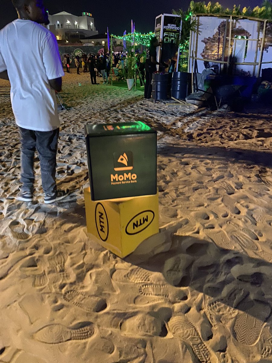 _dhemii's tweet photo. It’s amazing how @MoMo_PSB consistently shows up for its customers! 

Gave out discounts on tickets, provided fun games, 360 camera, food, cocktails at Bear With Us Festival for MTN MoMo subscribers.

All while providing live stream via https://t.co/d7J1MxtBpT. 👏
#RavewithMoMo https://t.co/Q0C98LO0Pm