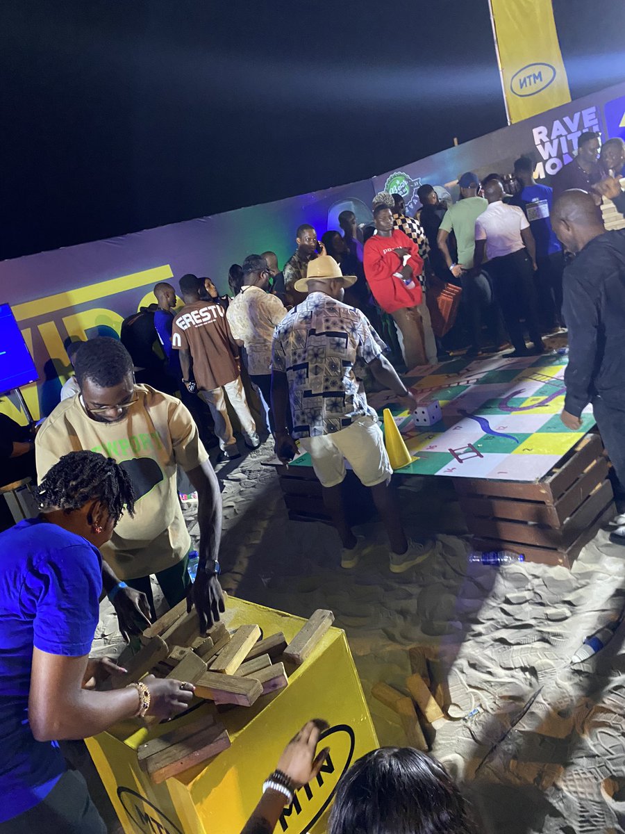 _dhemii's tweet photo. It’s amazing how @MoMo_PSB consistently shows up for its customers! 

Gave out discounts on tickets, provided fun games, 360 camera, food, cocktails at Bear With Us Festival for MTN MoMo subscribers.

All while providing live stream via https://t.co/d7J1MxtBpT. 👏
#RavewithMoMo https://t.co/Q0C98LO0Pm