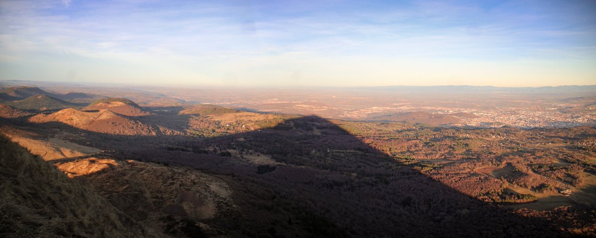 QDaveau's tweet photo. Le Mont Blanc depuis le Puy de Dôme !! 😮

303 km, un des plus lointains points de vue sur Terre. Un peu content de la photo ! https://t.co/bI5Ym7EiKk