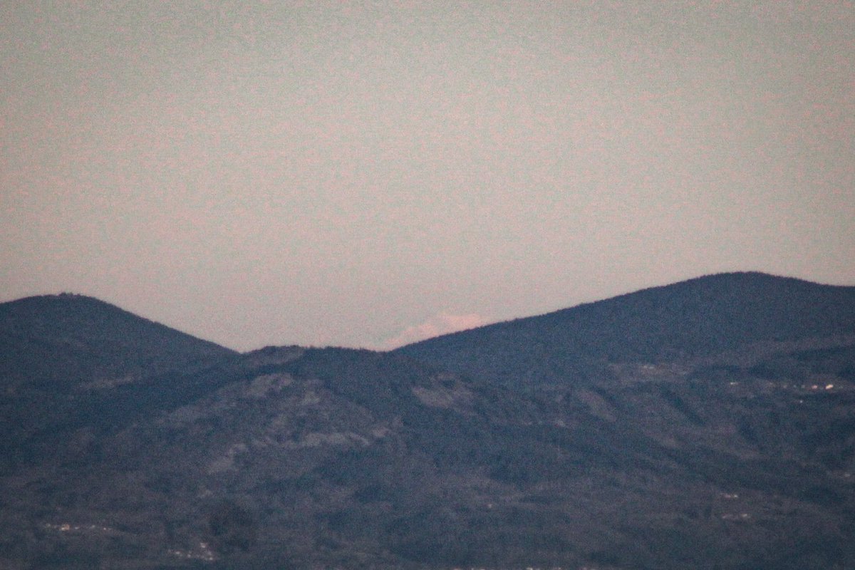 QDaveau's tweet photo. Le Mont Blanc depuis le Puy de Dôme !! 😮

303 km, un des plus lointains points de vue sur Terre. Un peu content de la photo ! https://t.co/bI5Ym7EiKk