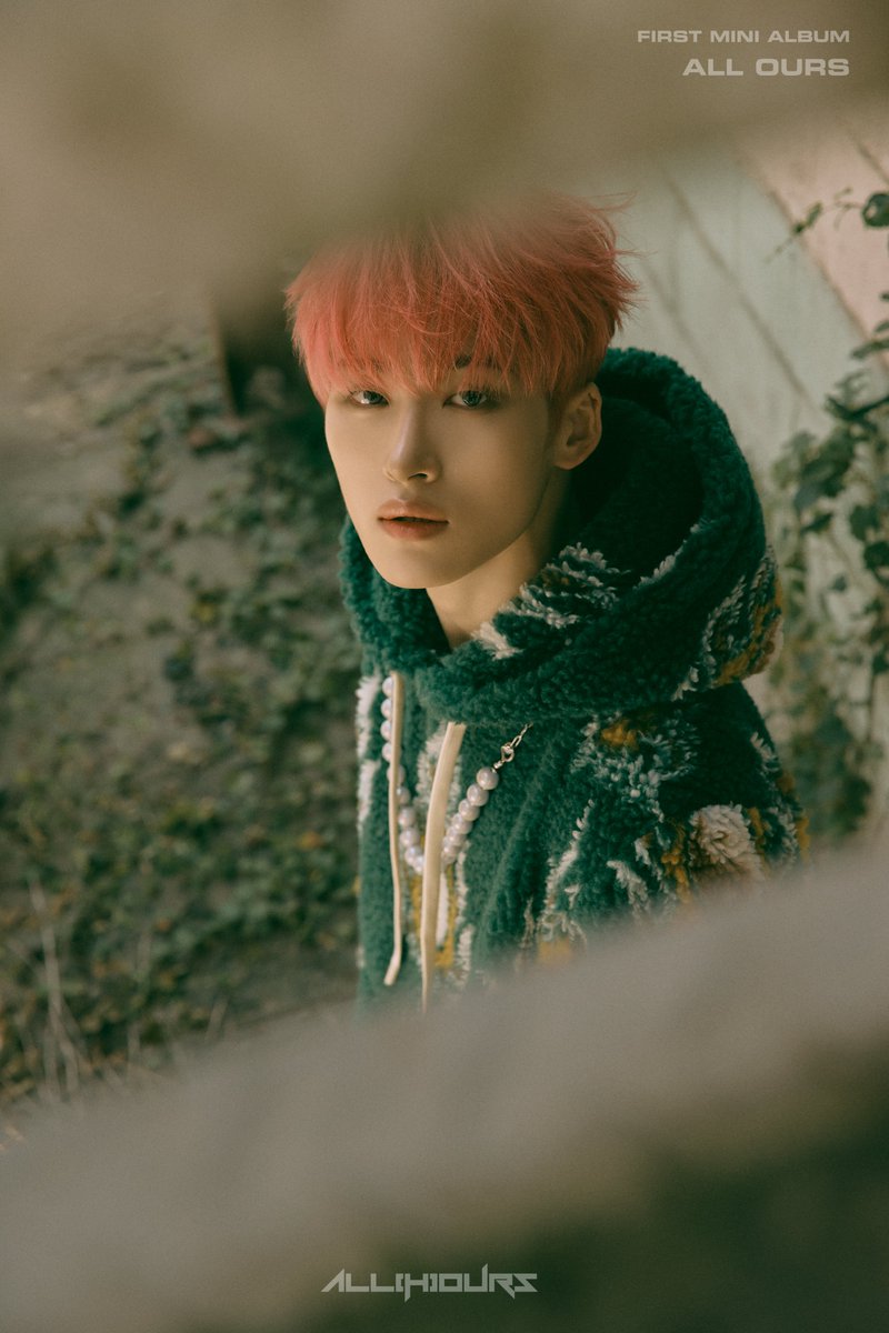 ALL(H)OURS FIRST MINI ALBUM <ALL OURS> 「CONCEPT PHOTO 03